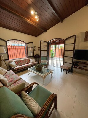 Smart TV - Ubatuba - 5 bedrooms, 4 bathrooms, barbecue, outdoor shower. 15 people (Ubatuba)