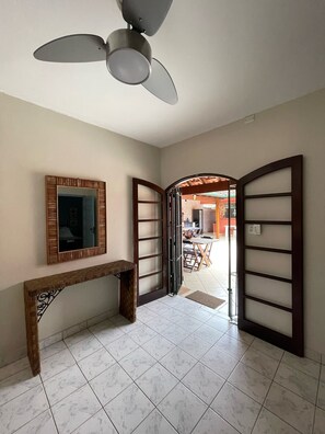 Interior - Ubatuba - 5 bedrooms, 4 bathrooms, barbecue, outdoor shower. 15 people (Ubatuba)