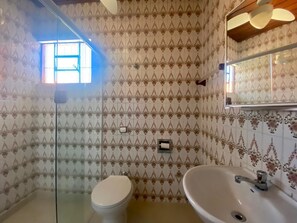 Shower, hair dryer - Ubatuba - House with 5 bedrooms, 200m from the beach. We have Wi-Fi! (Ubatuba)