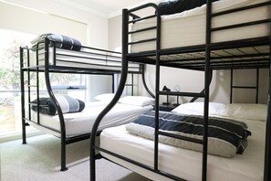 5 bedrooms, iron/ironing board, internet, bed sheets - Craiglee (Lorne)