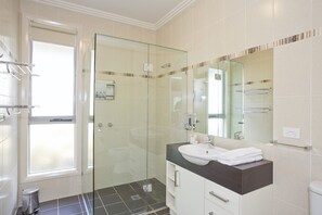 Shower - Craiglee (Lorne)
