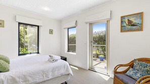 4 bedrooms, free Internet, bed sheets