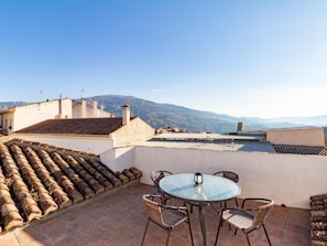 Outdoor dining - Beautiful Andalusian House with barbecue pool (Pinos del Valle)