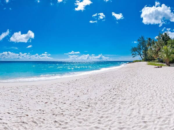 Una spiaggia nelle vicinanze