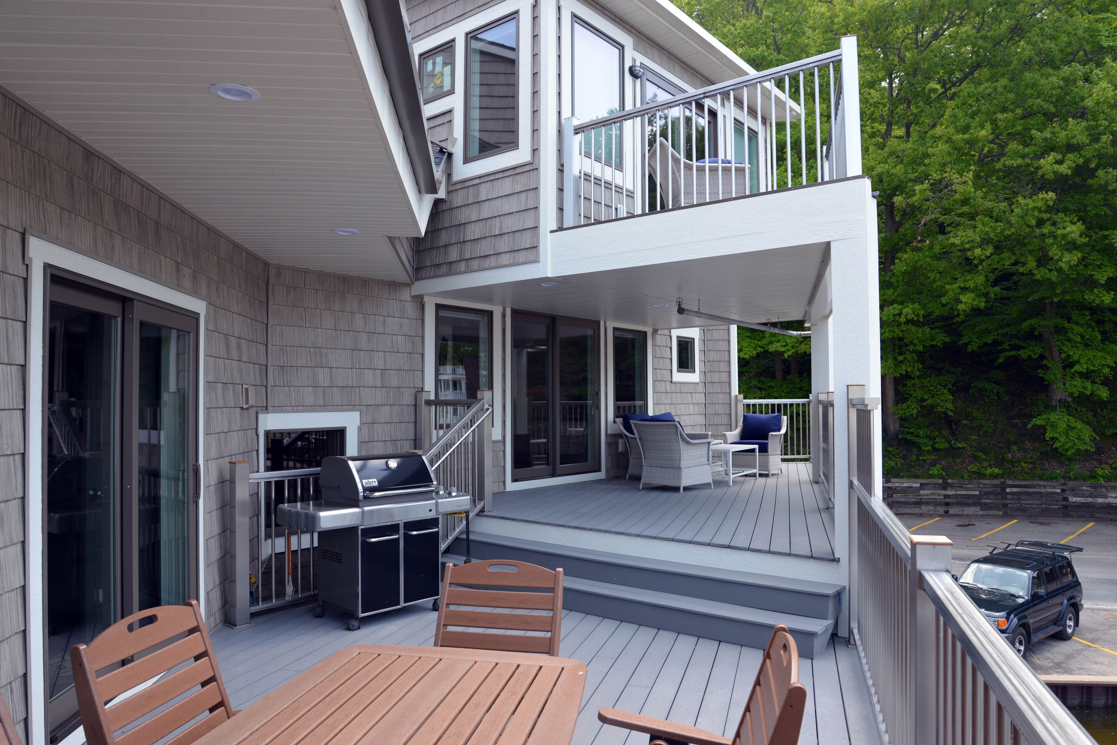 2nd and 3rd floor decks - With great views of the lake