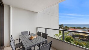 Outdoor dining - Lorne Chalet Apartment 40 (Lorne)
