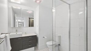 Shower - Lorne Chalet Apartment 40 (Lorne)