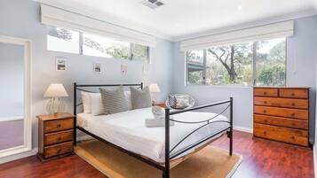 5 bedrooms, iron/ironing board, WiFi, bed sheets