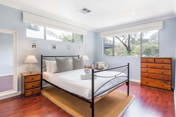 4 bedrooms, iron/ironing board, WiFi, bed sheets