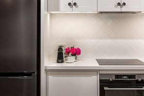 Coffee/tea maker, fridge, microwave, oven