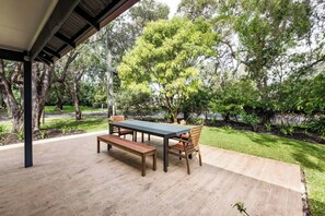 Outdoor dining - Bay Cottage—Seaside Serenity Close to Town (Dunsborough)