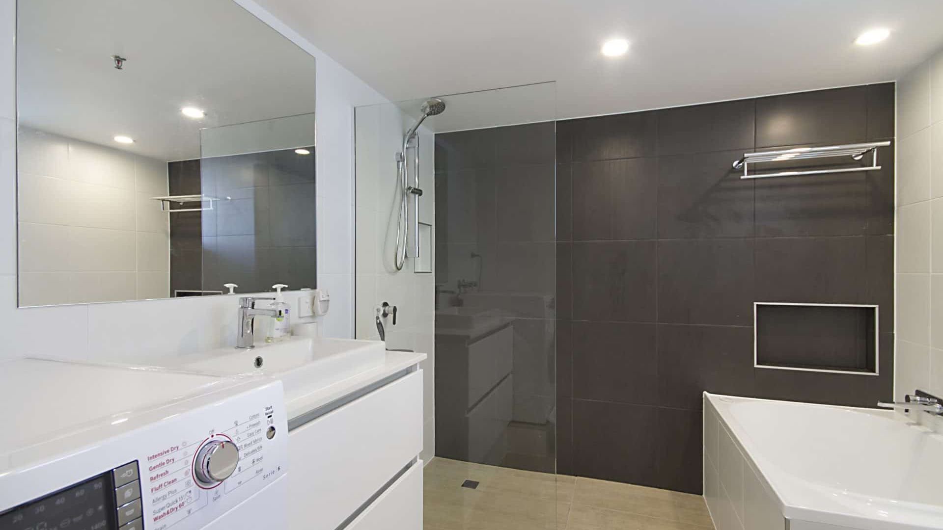 Ocean Plaza 1577 - Coolangatta Beachfront! — image 10