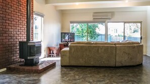 Fernseher, DVD-Player, Bücher, Videothek