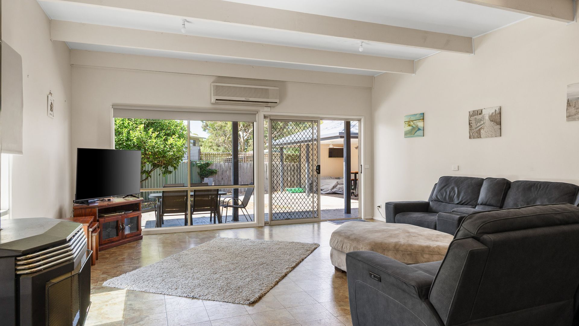 TV, lettore DVD, libri, videoteca