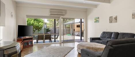 Fernseher, DVD-Player, Bücher, Videothek