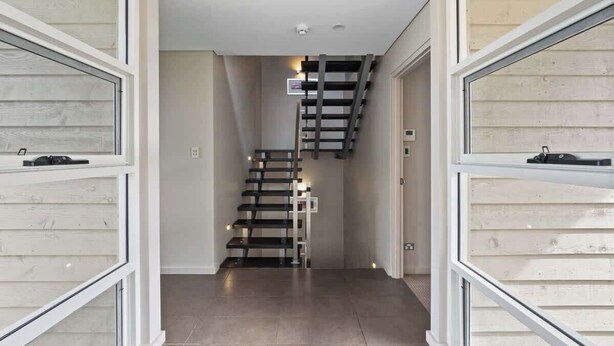 Un pasillo con una escalera que conduce a una plataforma.