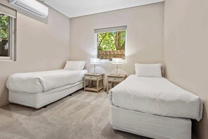 4 bedrooms, iron/ironing board, WiFi, bed sheets