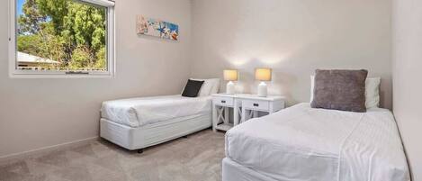 4 bedrooms, iron/ironing board, WiFi, bed sheets