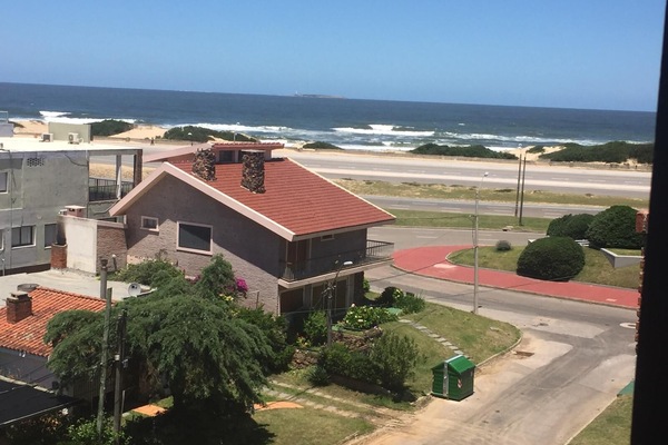 desde el dormitorio se siente el ruido del mar