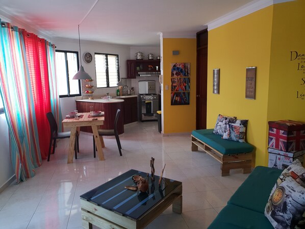 Fernseher, Bücher, Stereoanlage