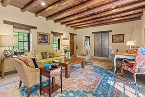 Télévision, cheminée, chaîne hi-fi