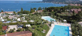 Two-room villa sleeps 4 direct to lake with pool and tennis