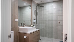 Badewanne, Haartrockner, Handtücher, Shampoo