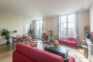 Télévision, cheminée, lecteur de DVD, livres