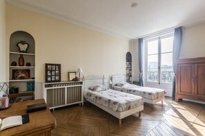 3 bedrooms, in-room safe, desk, iron/ironing board