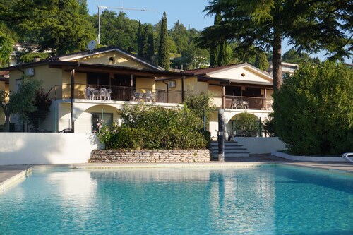 Three-room villa direct to the beach, 6 beds garden pool 