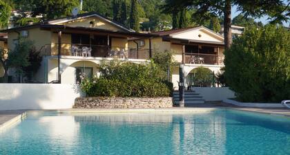 Three-room villa direct to the beach, 6 beds garden pool