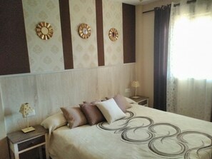 4 bedrooms, iron/ironing board, WiFi, bed sheets