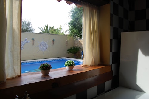 Omakotitalo, jossa on oma uima-allas Valencian lähellä