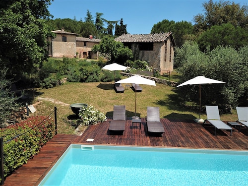 Borgo dei Fondi – Tuscan Oasis with Pool, Just Minutes from Siena