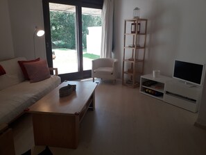 TV, books - 2 Bedrooms, Beach at 300m, Parking (Albufeira)