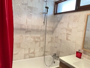 Combined shower/tub, hair dryer, towels, soap - 2 Bedrooms, Beach at 300m, Parking (Albufeira)