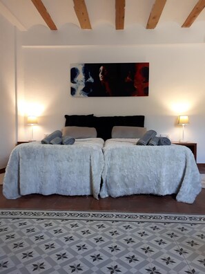 4 bedrooms, desk, iron/ironing board, travel cot