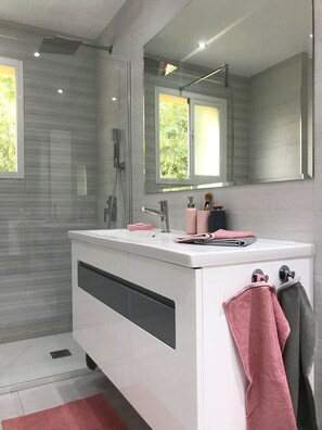 Bruser, hårtørrer, håndklæder, Toiletpapir