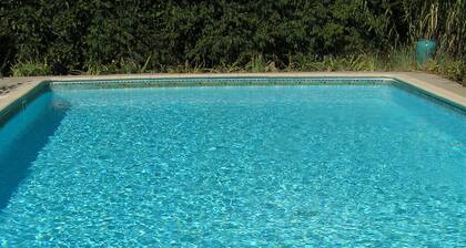 Cottage, POOL, 3 Bedrooms, sleeps 5, its own shady garden, WIFI in meadowland