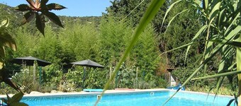  Cottage, POOL, 3 Bedrooms, sleeps 5, its own shady garden, WIFI   in meadowland