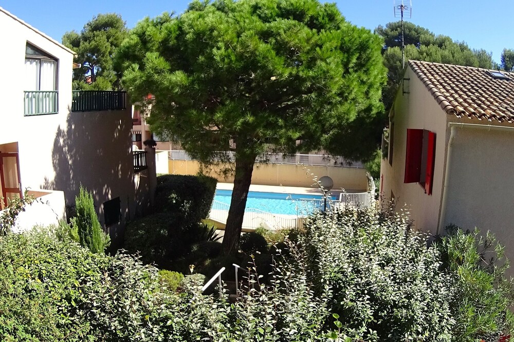 Apartment with swimming pool, 150 meters from the sea