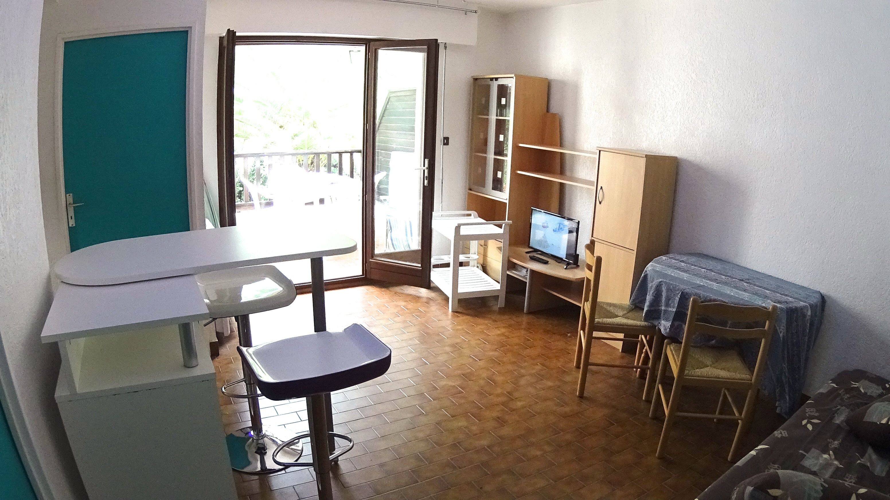 Apartment with swimming pool, 150 meters from the sea