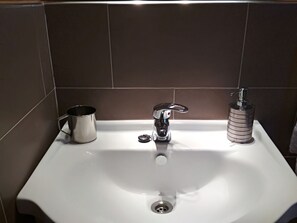 Dusj, hårføner, bidé og håndklær