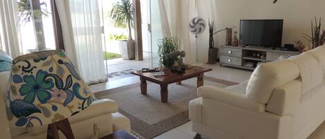 House, Multiple Beds, Non Smoking | Living room | Flat-screen TV