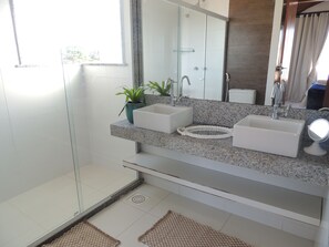 Casa, varias camas, para no fumadores | Baño | Regadera, secadora de cabello, toallas 