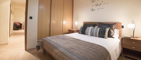 2 makuuhuonetta, silitysrauta/-lauta, internet, vuodevaatteet