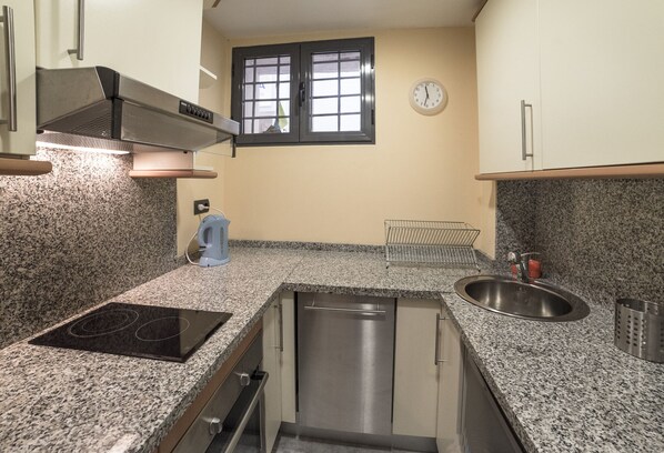 Fridge, microwave, stovetop, dishwasher