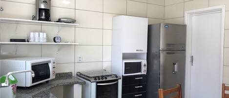 ميكروويف، ماكينة لصنع القهوة/الشاي، مستلزمات طهي/أطباق/أوعية