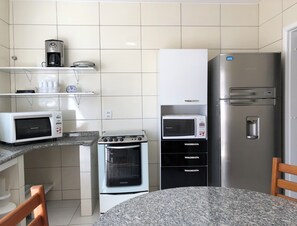 Mikrowelle, Wasserkocher mit Kaffee-/Teezubehör