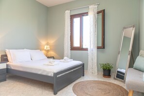 3 bedrooms, desk, iron/ironing board, WiFi